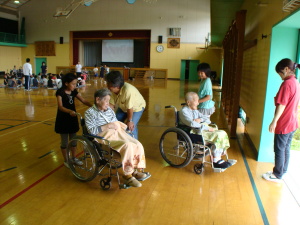 子供達も、実際にお年寄りの座っている「車いす」を押しながら、体育館の中をいっぱいに回りました。