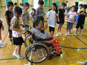車いすを押してみたい人~!!(^o^) 車いすを押してみたい人~!!(^o^)